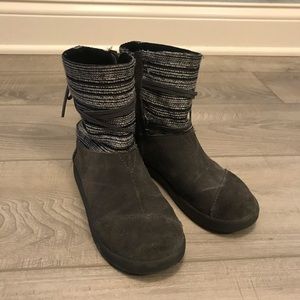 Toms little girl Nepal Boots size 13